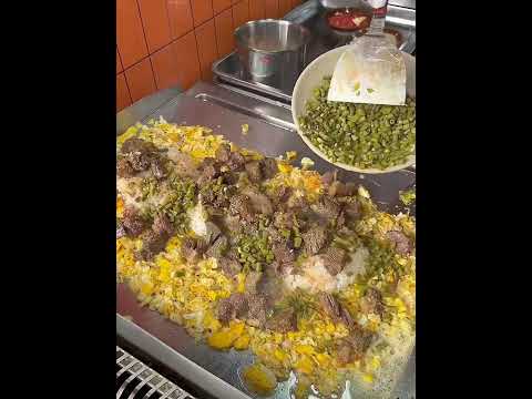arroz tres delicias atope callejera, el maestro te prepara un monton de huevos y ternera