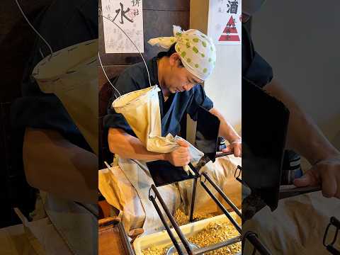 職人が1つずつ丁寧に焼き上げる絶品豆せんべい 京都にある月待庵では機械を使わず職人が1つずつ丁寧に焼き上げる豆せんべいがたべられます。やさしいあまさでおいしかったです #japanesefood
