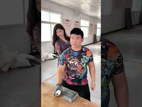 中国功夫:气功绝技,飞牌绝技Chinese Kung Fu: Qigong skills, flying card skills#搞笑 #funny #kungfu #performance