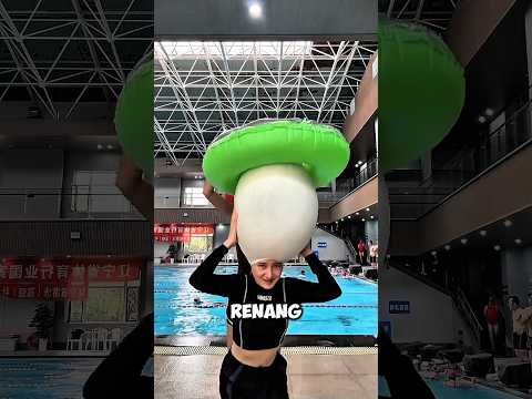 Ia berenang menggunakan topi aneh🤣