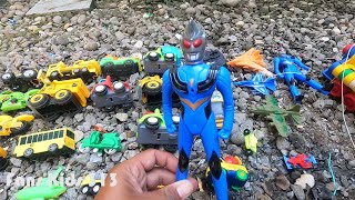 Mainan ultramen, mobil mobilan, kendaraan konstruksi, dll