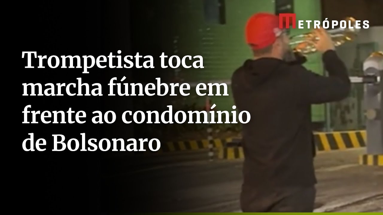 Trompetista toca marcha fúnebre em frente ao condomínio de Bolsonaro