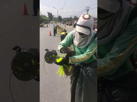 CARA AMAN DAN SELAMAT MENGGUNAKAN MESIN RUMPUT MEDIAN JALAN #shorts #mesinrumput #senarmesinrumput