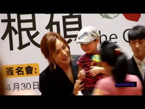 20110430 張根碩 THE CRI SHOW簽名會4 抱抱小朋友