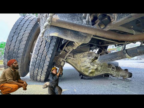 Truck Rear Axle Snapped! Shocking Emergency Repairing on Road😱
