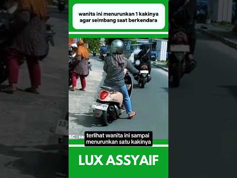 WANITA INI MENURUNKAN 1 KAKINYA AGAR SEIMBANG SAAT BERKENDARA #shorts
