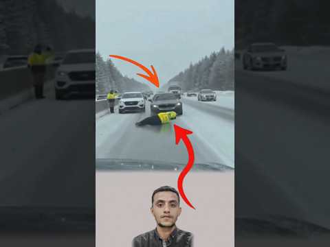 تعثرا في الجليد وسقطا تحت السيارة لكن الرحمة سبقت الخطر😱☝#trending #shorts #allah