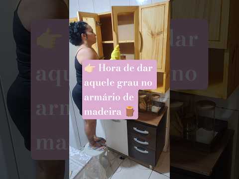 Rotina é isso aqui 👉🏻 Hora de dar aquele grau no armário de madeira 🪓🪵