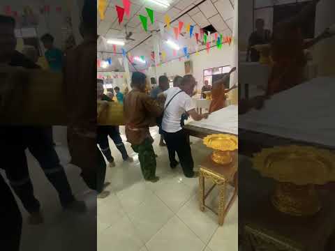 นำร่างผู้วายชนน์ขึ้นศาลา