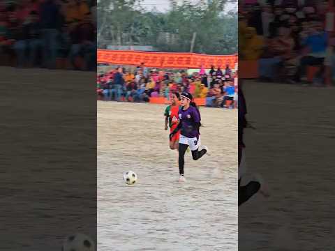 স্বপ্না যখন উপরে ফুটবল খেলে। #womansfootball