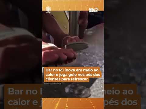 Bar no RJ inova em meio ao calor e joga gelo nos pés dos clientes para refrescar #Shorts #FalaBrasil