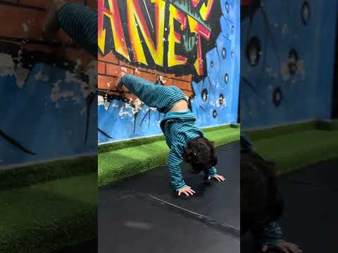 Handstand hold by a 4 year old girl | Zoha gymnast