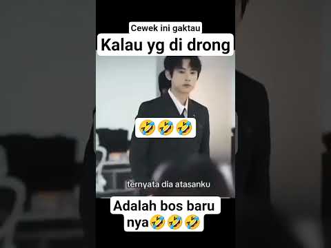 cewek ini gak tau yang Dia dorong adalah bos baru nya