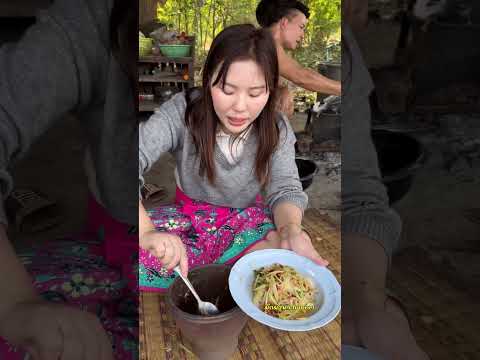 ลาบหมูน้ำตกกินกับส้มตำ บรรยากาศบ้านๆ