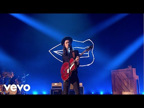 James Bay Proves Why He's The British Male Solo Artist Winner With A Performance Of Hold Back The River At The 2016 BRIT Awards!