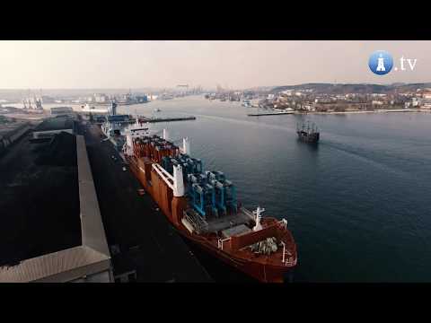 18 straddle carriers na pokładzie drobnicowca Slotergracht w Porcie Gdynia