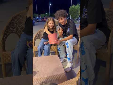 اي البنوته القمر دي😂🎁