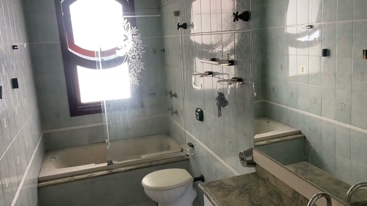 ALUGUE CASA 4 DOR, 2 SUÍTES, 2 ESCRITÓRIOS, 2 SALAS, COZINHA SOB MEDIDA, PISCINA, ESPAÇO GOURMET, SALA DE GINASTICA, GARAGEM 6 CARROS.