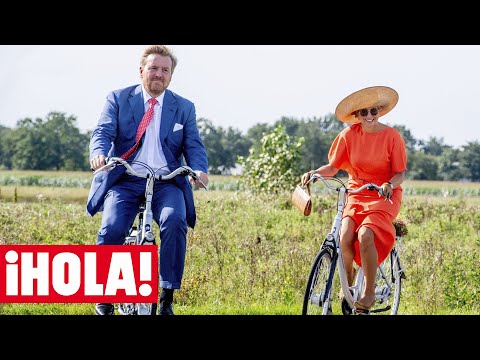 Máxima de Holanda con taconazo, bolso y pamela en bicicleta
