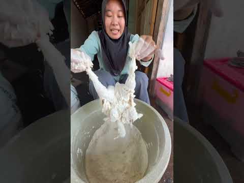 proses goreng ayam crispy utuh momon fried chicken ponorogo