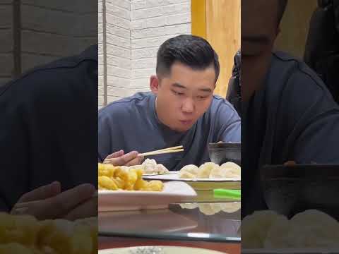 当年离家泪打眼圈 她头往上抬了无数次，那时起 便多了一个让他们挂念的城市。我不在 他们的饭桌又吃的简单了吧，今天想家了，也不止今天，更不止一点。