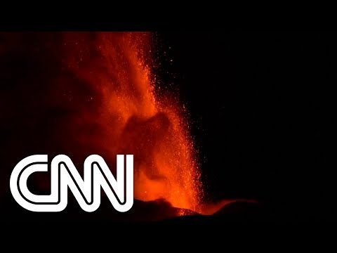 Vulcão na Itália entra em erupção novamente lançando lava para o céu #Shorts