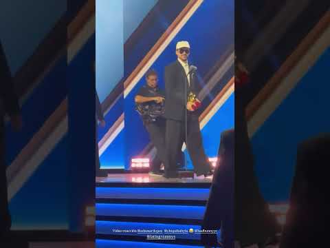 Bad B. Bad B. Y por votación de los miles de miembros de la academia, es para Debí tirar más fotos