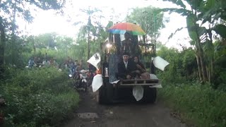 Pengantin naik forklift perusahaan di acara temu mantennyaaa