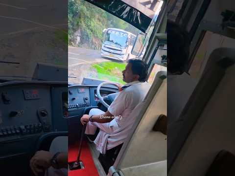 VOLVO multy Axle bus and ashok Leyland bus meets in Tight turning, kind Leyland bus driver stops👏🙌
