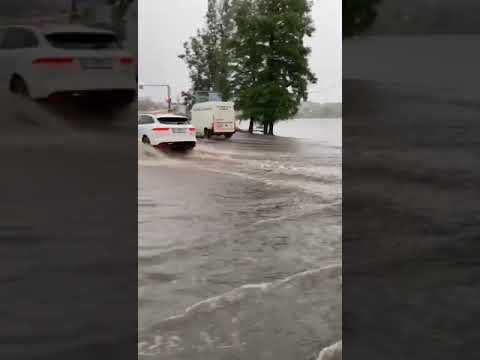 Ploaia a inundat bulevardul Biruinței din Pantelimon