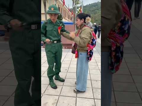 Vợ bồng con thơ tiễn chồng lên đường nhập ngũ #respect #bodoivietnam #bodoicuho #quandoivietnam