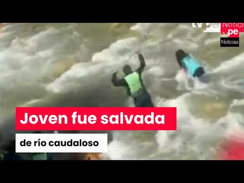 Agentes PNP rescatan a mujer que cayó al río Quillcay en Huaraz