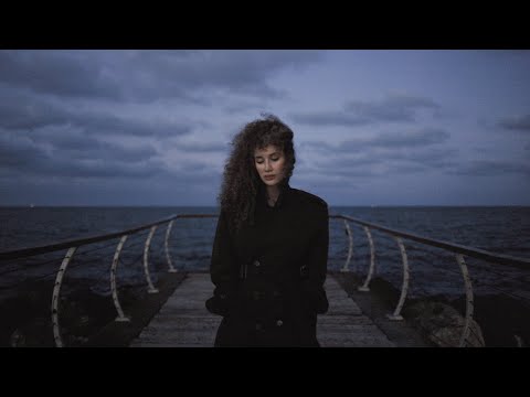 Mela Bedel - Ben Değilim (Official Video)