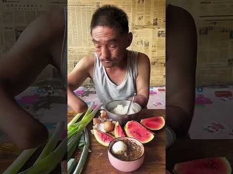 Người đàn ông phải ăn cơm với đôi tay không lành lặn