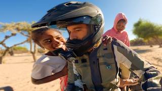 Dos CHICAS suben a mi MOTO y terminamos así... | Madagascar | (S4/E12)