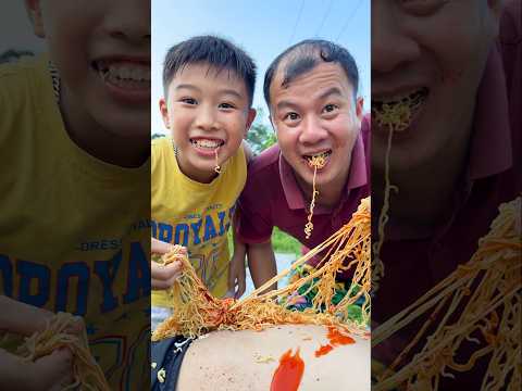Cậu bé tốt bụng ăn mì cay quế, kẹo dâu và kem Celano ,ớt cay siêu ngon sự kết hợp hoàn hảo