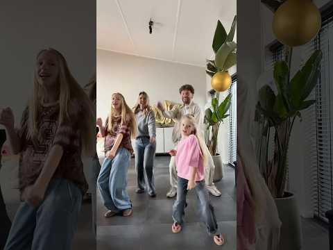 Wie van ons zijn jarig denk je? ๐ฅณ