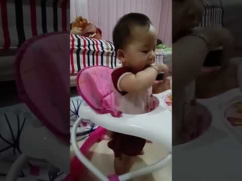 kelakuan #bayi kalau lagi #makan #biskuit