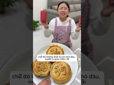 Con gái làm bánh trung thu tặng cho bố