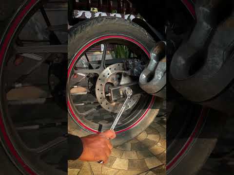 เดเดคเตเดฐเต เดเดณเตเดณเต? Chain slack adjustment on a motorcycle DIY #shorts