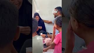فلسطينية تواسي زوجها الذي بترت قدمه خلال محاولته الحصول على المساعدات لعائلته بعد استهداف الاحتلال