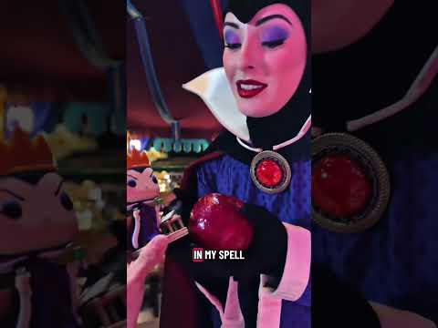 Disney Evil Queen 🥳#disney #fyp #evilqueen #savge #disneyland #villain #meangirls #viral #funny