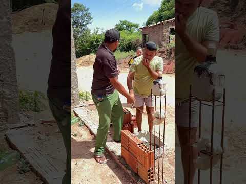 Quando o pedreiro tem um patrão coisado na obrar