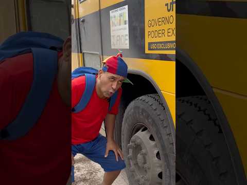 ME ESCONDI DENTRO DO PNEU DO ÔNIBUS QUE ME LEVA PRA ESCOLA #comedia #humor #criança #escola