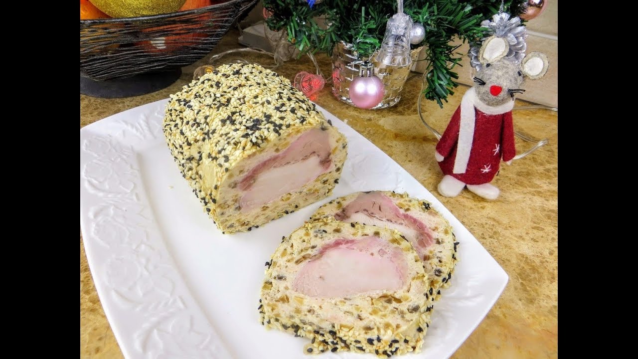Я просто обернула мясо фаршем и получился новогодний мясной рулет