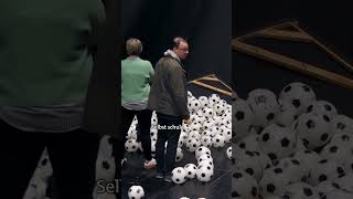 2000 Fußbälle fallen von der Decke - kurz vor der Vorstellung| Verstehen Sie Spaß?