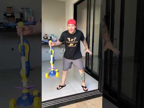 quando a mãe deixa o cachorro andar de patinete no parquinho 😂 #shorts