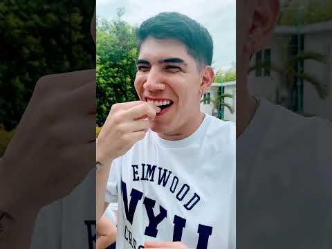 Amigos prueban dulces Mexicanos