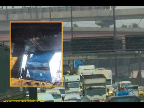 Vía Evitamiento: Retiran camión atascado en puente Acho