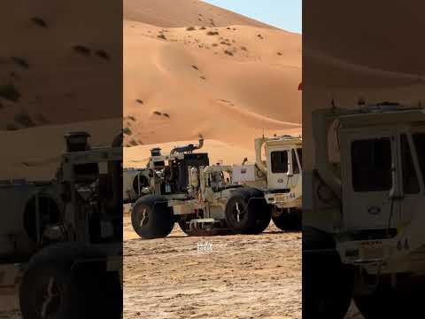 معدات كبيرة الحجم وغريبة الشكل ذات كفرات ضخمة في صحراء الربع الخالي
